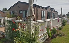 Willow Tree Luxury Full Size Lodge 6 Miles From York With Private Hot-Tub And Garden